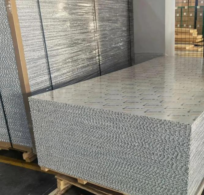 天津铝蜂窝板是一种金属复合板产品